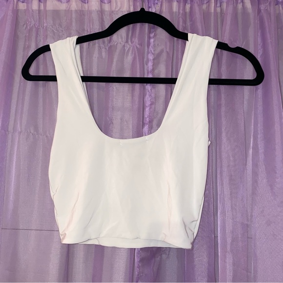 PrettyLittleThing Crop White Scoop Neck Tank Top - Picture 2 of 3